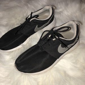 Black nike roshes